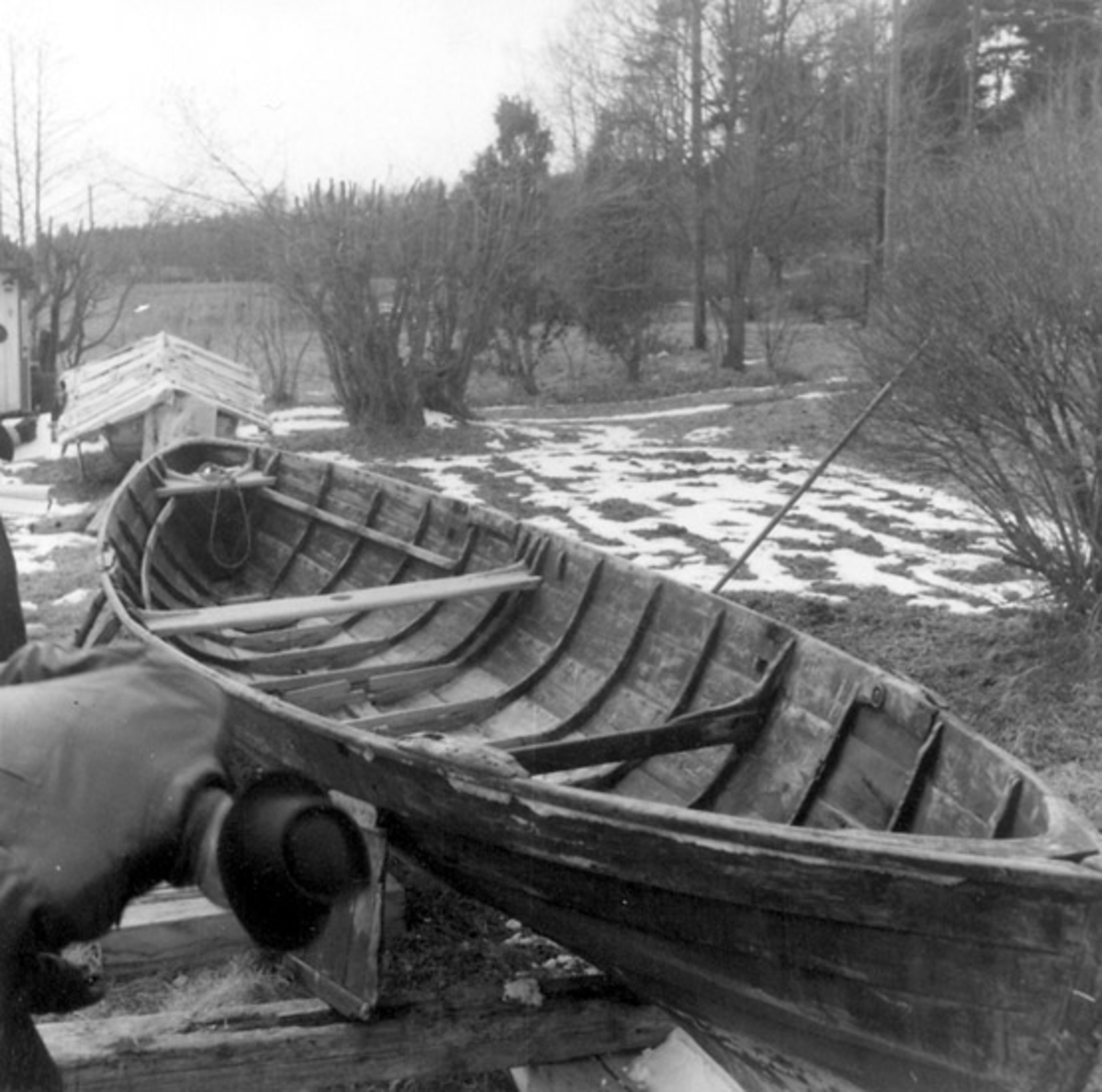 Skrivet på vidhängande papper: Långbåt, byggd av Jansson på Stegesund år 1892.