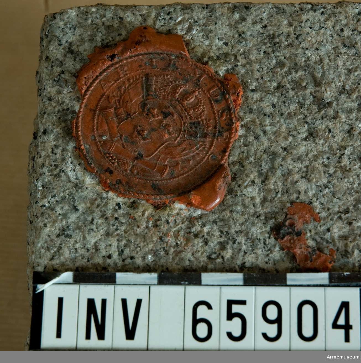 Grupp M I. Prov på Skalebergsgranit som använts för Narvamonumentet. Försedd med Armémuseums sigill i röd lack.