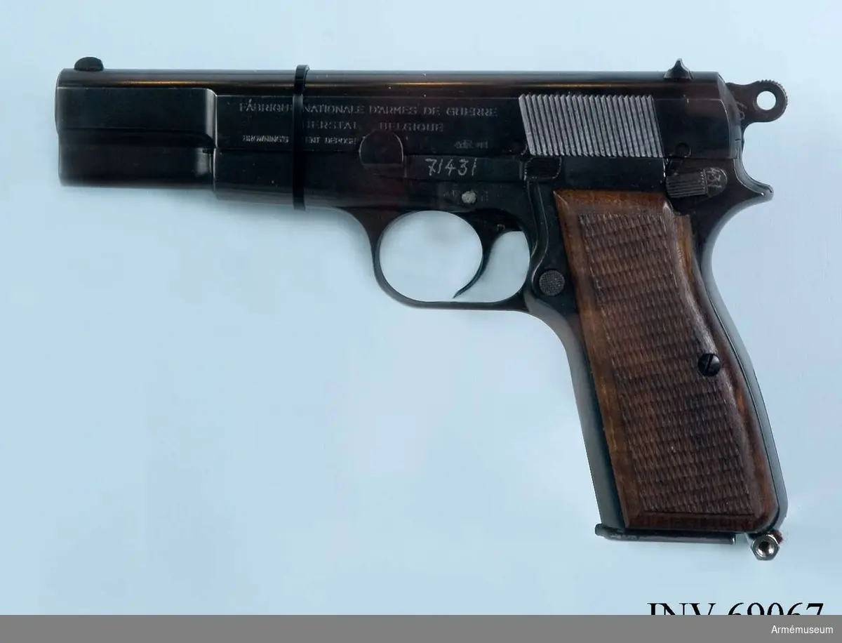 Pistol m/1935, halvautomat, Belgien. Browning.
Tillverkare Fabrique Nationale D'armes de Guerre Herstal Belgique. Märkt ELG S P.V R (Browning's patent depose).
Handgrepp av trä. Bestående av 1 st pistol, 2 st magasin, 1 st läskstång.