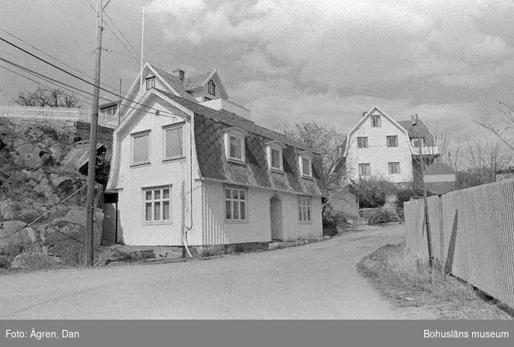 Motivbeskrivning: "Bebyggelse på Hälsö, varvskontoret och L W Bergs hus mot Nv."
Datum: 19800502