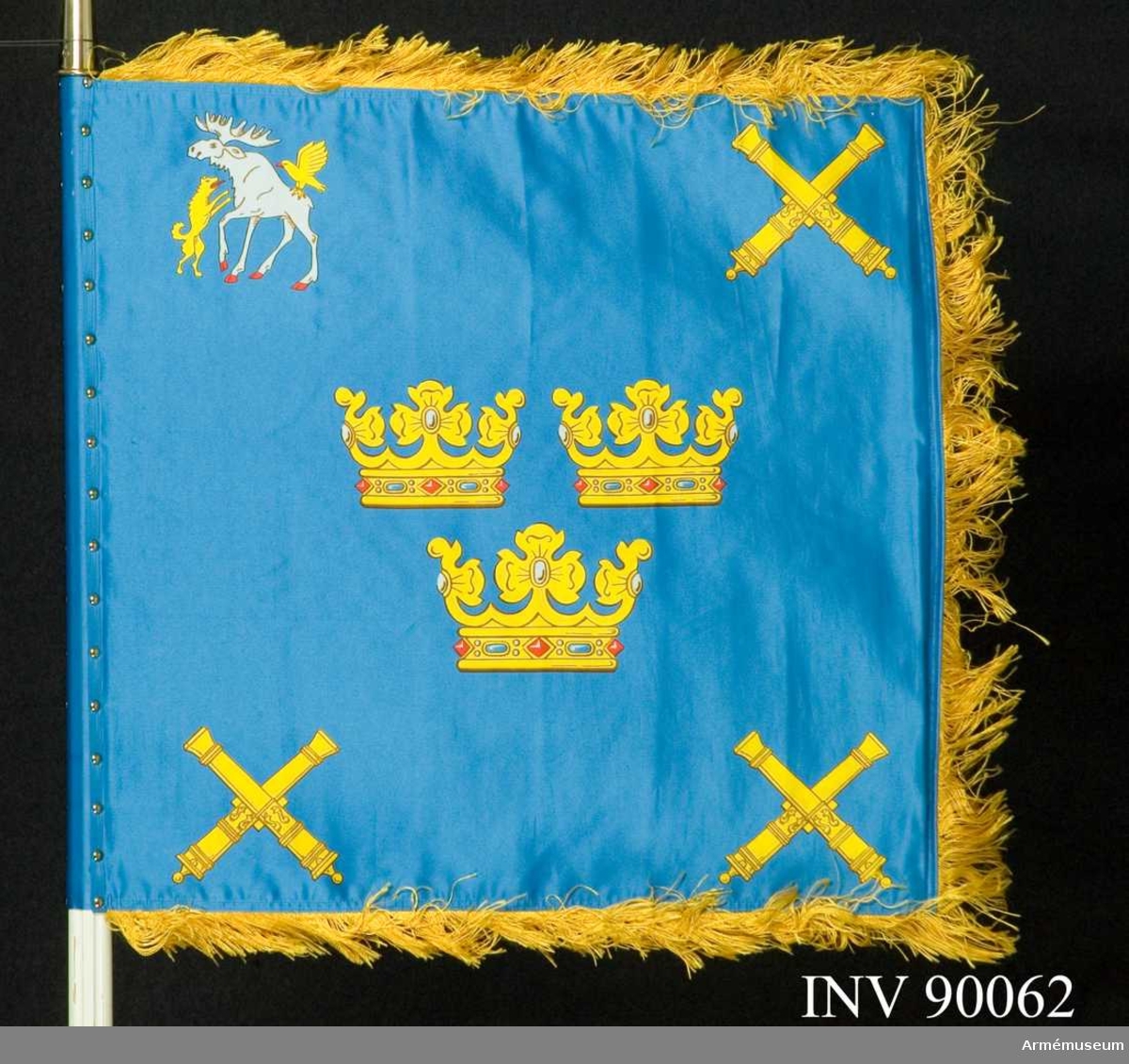 Text på doppsko: "Vaktstandar tillverkad 1986
Kungliga Norrlands Artilleriregemente 16 juni 1938 Gustav V"

