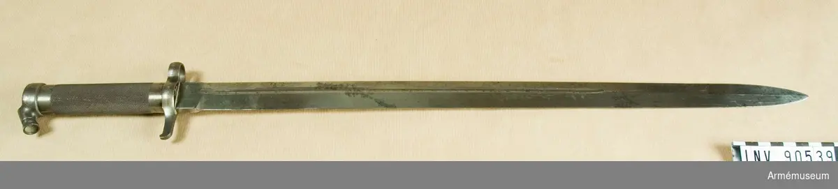 Norsk bajonett m/1912, för karbin.
Betydligt längre än knivbajonett m/1896