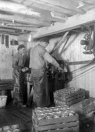 April 1924. Br:a Ivarssons konservfabrik på Smögen. Ort: Smögen, Bohuslän. Objektiv Meijer 1:4,8 Väder: Blixt.