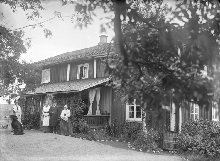 Bostadshus Med Fyra Personer Framför Veranda Bohusläns Museum Digitaltmuseum 