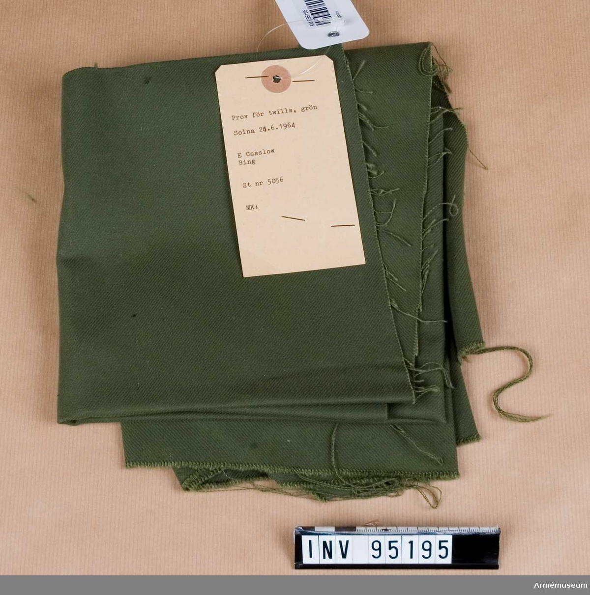 Text på etikett: "Prov för twills, grön. Solna 24.6.1964. E Casslow, Bing. St nr 5056. MK:"