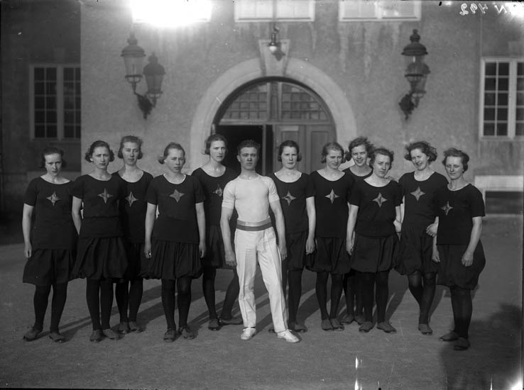 Gymnaster framför läroverket i Uddevalla omkring 1910