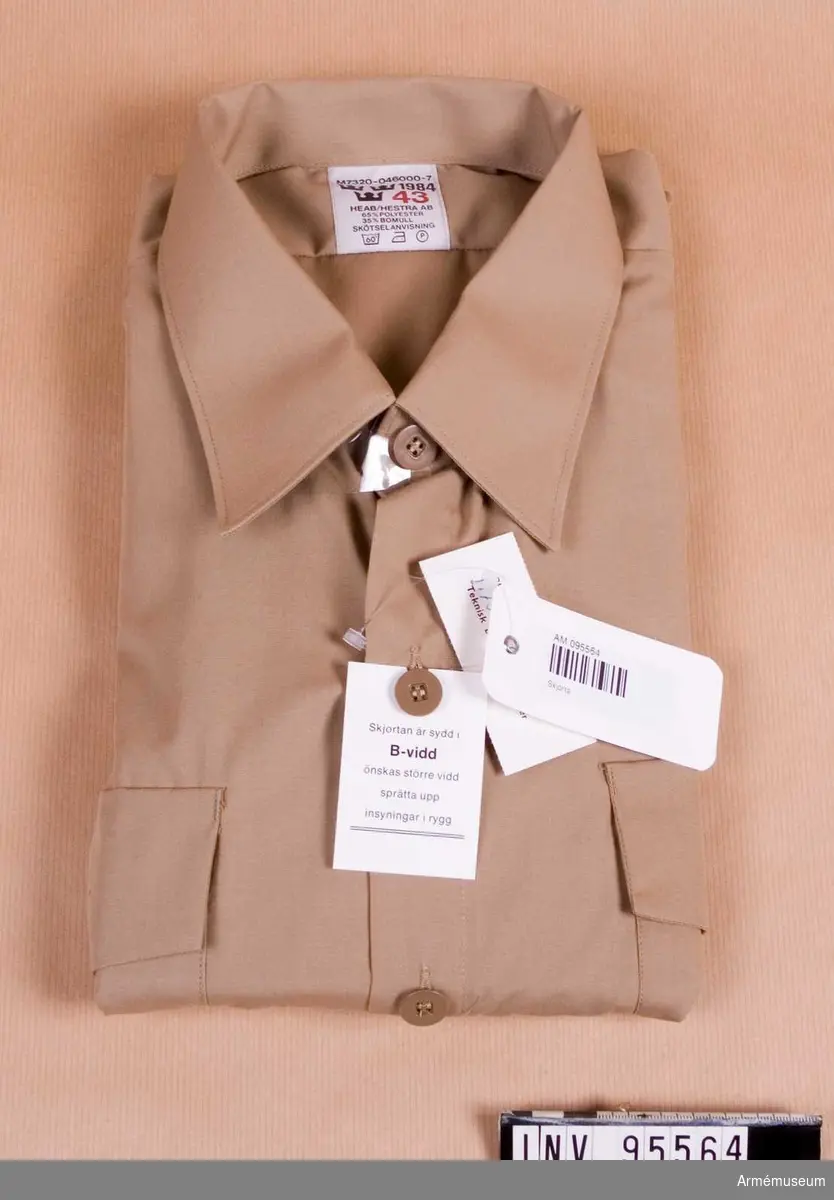 Skjortan är avsedd för uniform m/61 (tropik) för alla försvarsgrenar.
Vidhängande etikett: "Prov på arbetsmodell M 7320-046000-7 Teknisk bestämmelse gäller".