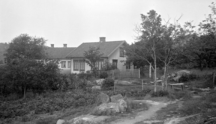 Enligt senare noteringar: 2 hus vid Dynekilen, 26 Juni 1921.