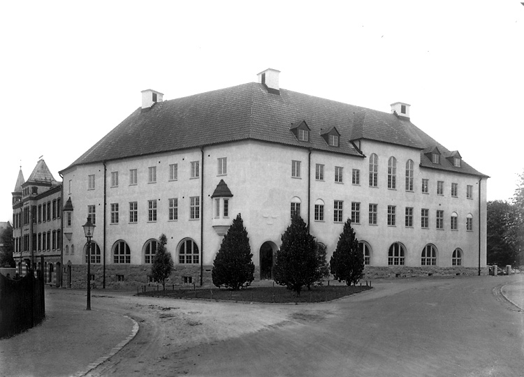 Enligt tidigare noteringar: "Post- och Telegrafhuset, i hörnet Trädgårdsgatan - Lagerbergsgatan."