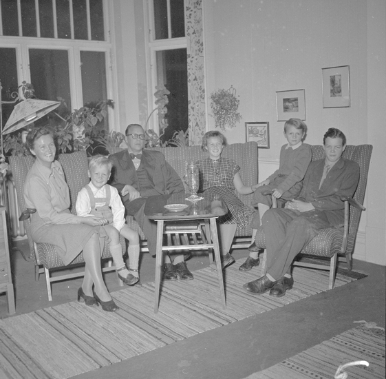 Text till bilden: "Stadsing. Sjögren. Familjegrupp. 1952.10.01"










i
