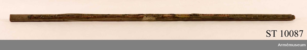 Röd-svart-vitt tännlikeband i ylle och små fragment av gul sidendamast. Har enligt etikett hållit rysk fana tagen under Johan III:s regering.