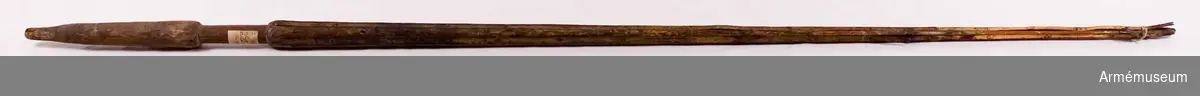 Stång av barrträ, delvis rödmålad och med förgylld beslagning. Text på etikett: "Nr 66 Ryskt standar taget under konung Johan III:s regering."