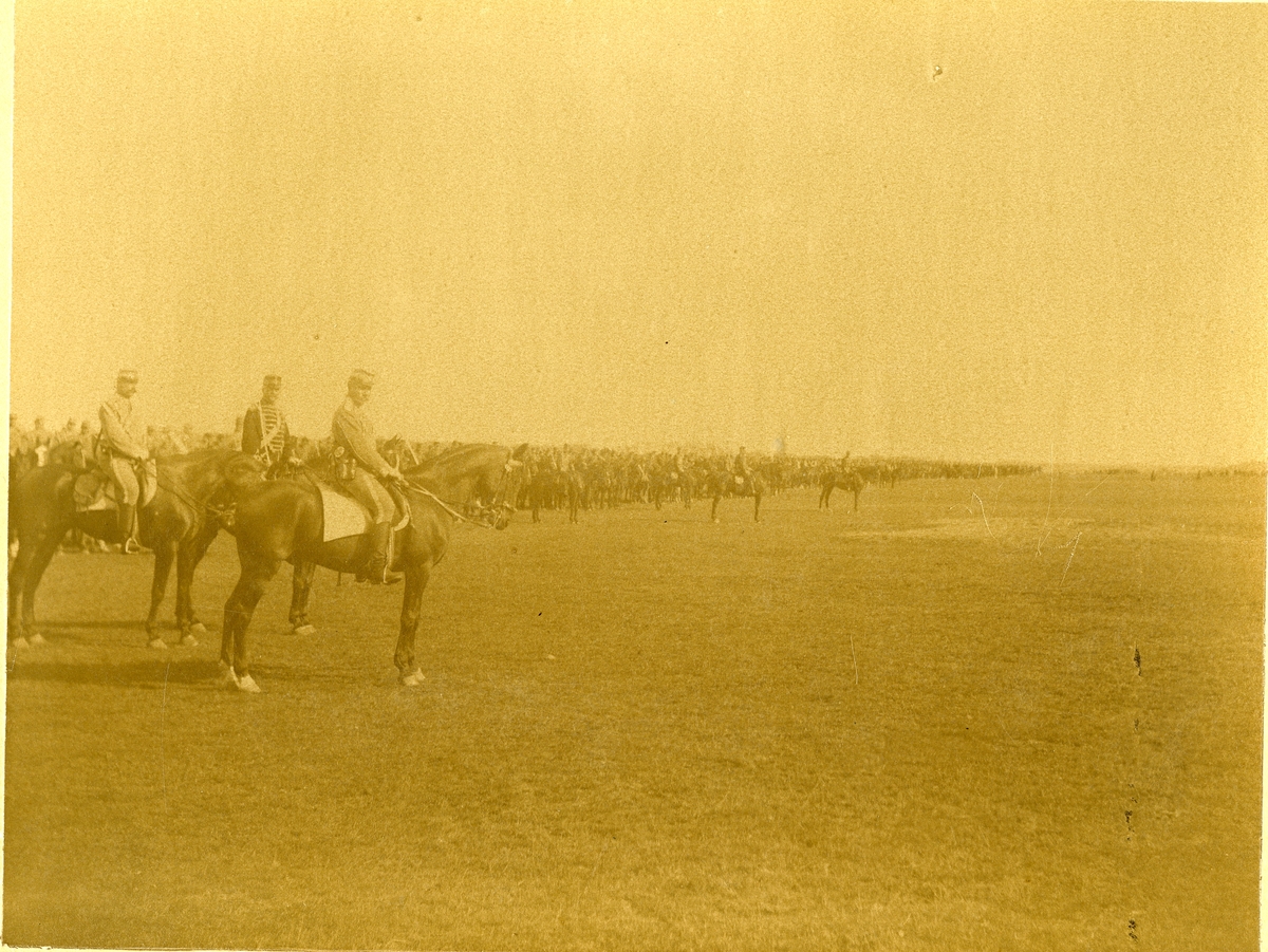 Kavalleriet uppställt till avtackning av regemntschefen överste Gustaf Magnus Björnstierna i Ljungbyhed år 1907.
