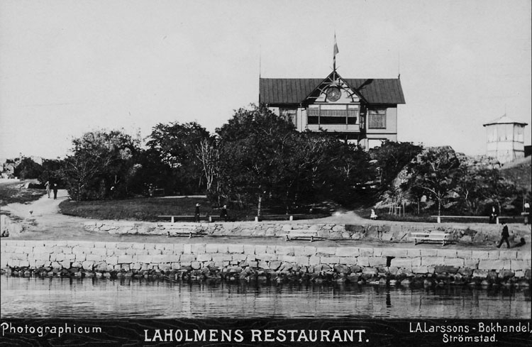 Handskriven text på bildens baksida: "Laholmen från sjösidan 1800-talet slut".