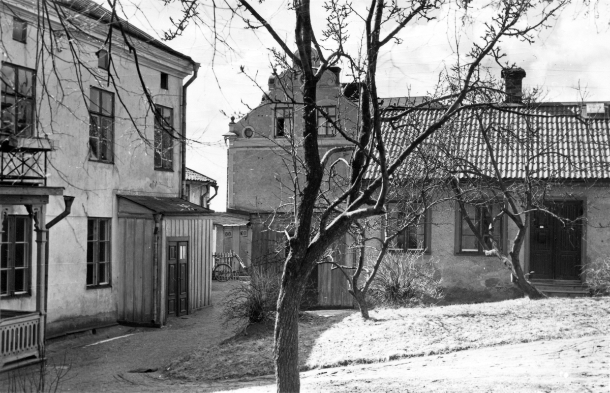 Enköping, kvarteret Kaplanen nr 4, Kungsgatan 12, mot söder, i bakgrunden gamla telegrafhuset