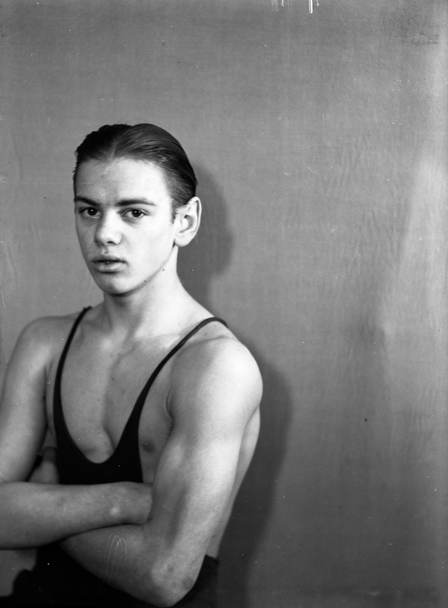 Porträtt av en ung man klädd i idrottslinne.