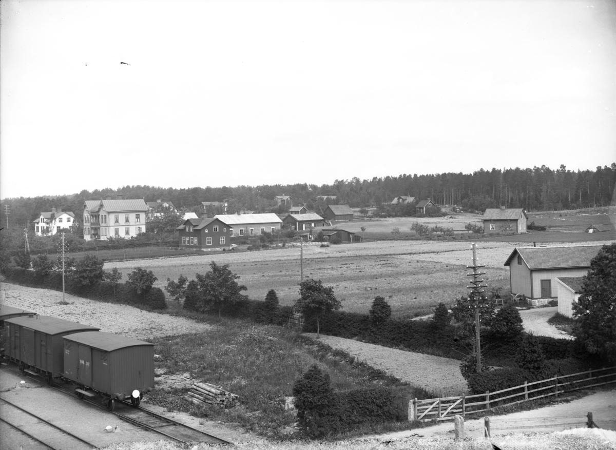 Vy över Grillby, Uppland, vy från söder, troligen 4 juli 1904. Stora huset till vänster det s.k. Grillenborg.