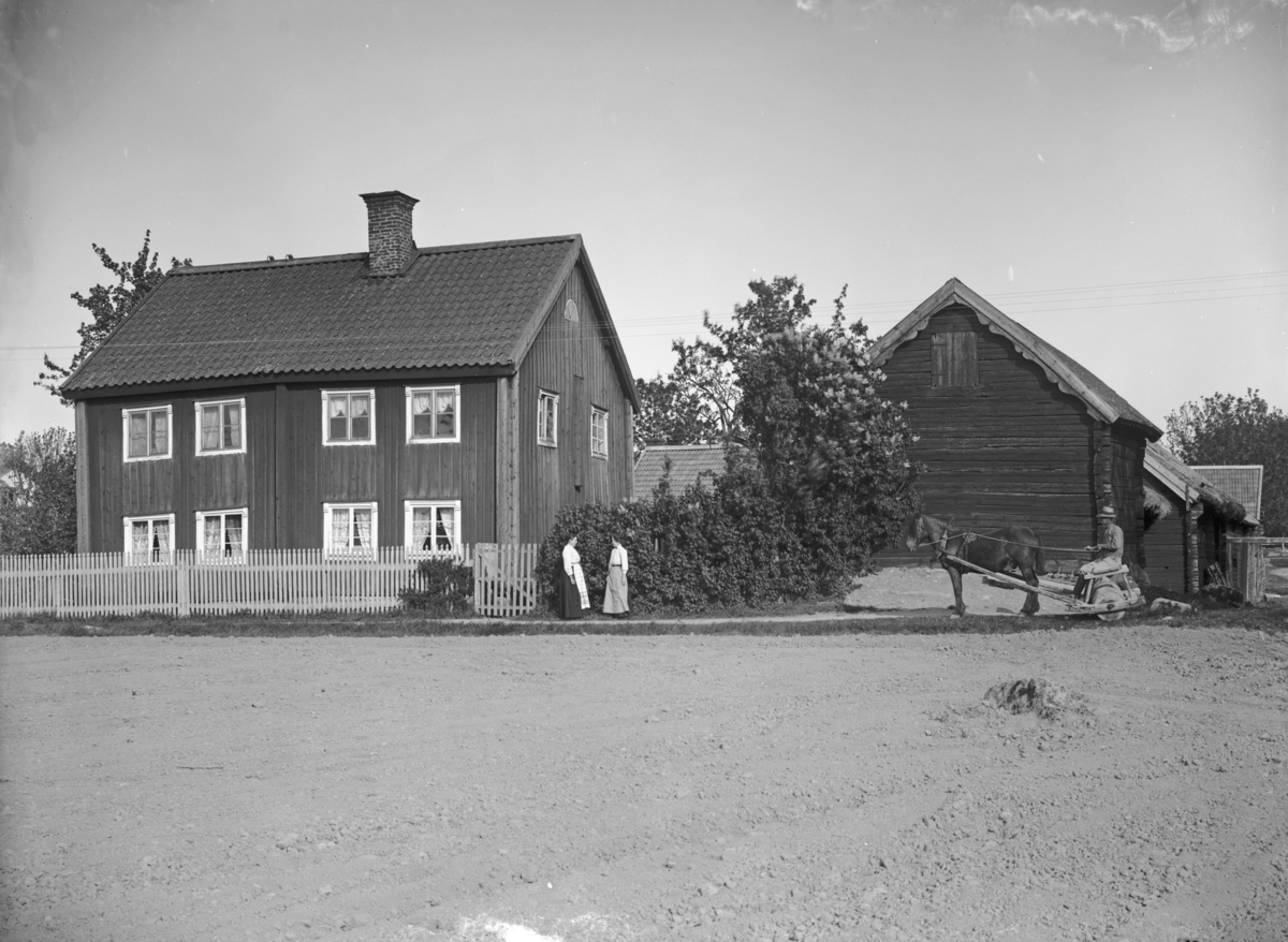 Enögla gård 1:4 (Enagårdsvägen 5 E), Vårfrukyrka socken, Uppland, 1917. Fr. v. Charlotta "Lotten" Jansson, Anna Härner, Hjalmar Jansson.
