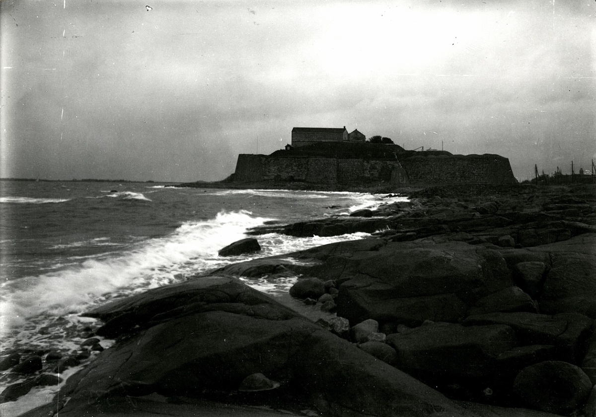 Varberg, fästningen, exteriör, från söder. Foto augusti 1921. Neg nr B 510.