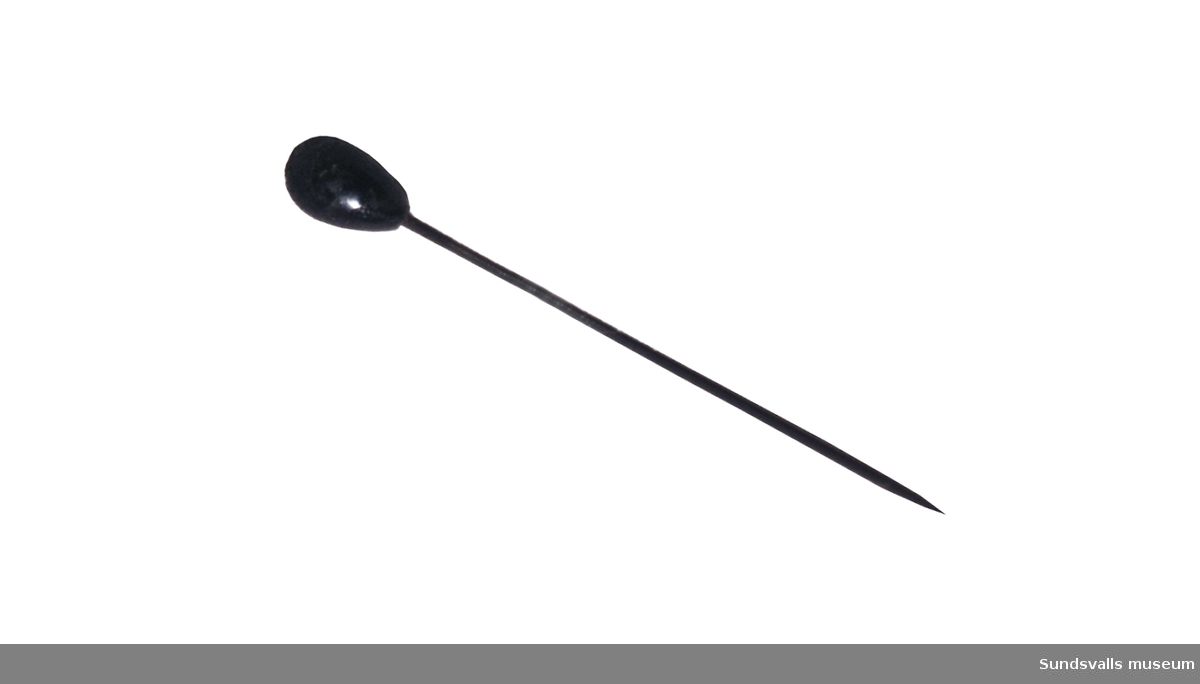 SuM 5179:1-2 ett par hattnålar med svart plasthuvud. Längd 11,2, respektive 4,3 cm.