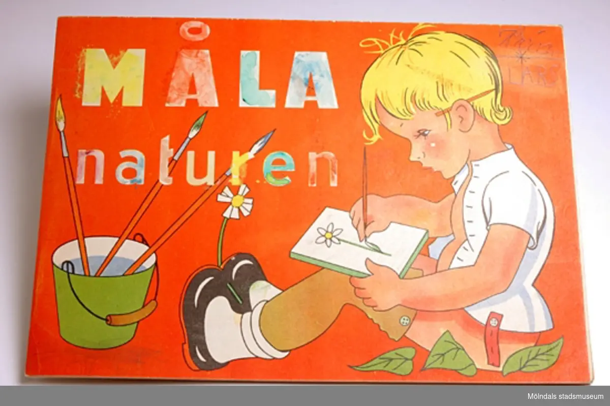 Målarbok för barn med titeln "Måla naturen". Varje siduppslag innehåller en redan färdigmålad bild och en likadan utan färger, som ska färgläggas. På framsidan sitter en pojke och målar och på baksidan är en bild på en nyckelpiga som sitter på ett blad. Där står även Pris 75 öre och ägarens namn: Karin Pettersson, 53.Brukaren/givaren var sex år när hon fick boken. Hon har färglagt bilderna mycket noga med vaxkritor och vattenfärg.