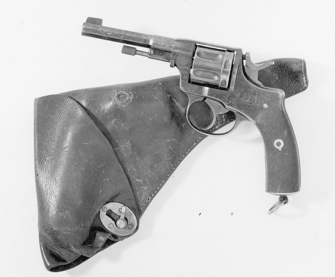 Revolver av modell 1887 för lantbrevbärare.
Modellentillverkades av Nagant, Liege i Belgien fram till 1895 och
därefterav Husqvarna Vapenfabrik där tillverkningen upphörde år 1907.
Nagantskonstruktion är avsedd för 6 st centralantändningspatroner med
enkaliber av 7,5 mm (7,5 Suedois). Revolvern är försedd med s
kdubbelspänning, den kan alltså avfyras enbart med avtryckaren
ellergenom att först spänna hanen. Revolvern togs ut så sent som
underandra världskriget till värdetransporter. Slagstiftet
avkortat,fungerar ej. Posthorn inristat på kolven. På kolven,
undertill,sitter en metallögla.