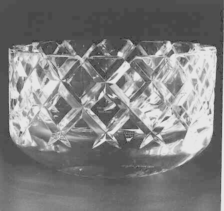 Kristallskål, slipad, i konstglas från Orrefors. Skålenslipad
i romber. I två av dessa står text enligt MRK. Skålen
signeradundertill. Skålen ligger i ett etui, klätt med plysch. och
med entext i locket.