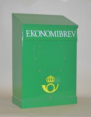 Grön ekonomibrevlåda med gul postsymbol och vit text: Ekonomibrev på klaffen. Sluttande tak, bottentömning. Falsbandförstärkt botten.