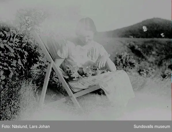 Ester Näslund i solstol i sitt föräldrahem i Ljustorp. Ester kom att senare bli kompanjon till fotograf Maria Kihlbaum.
