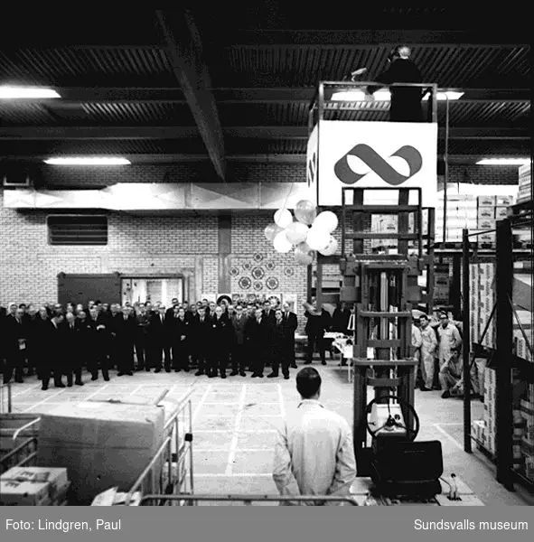Fotografering i samband med invigninen av Kooperativa Förbundets lagercentral i Birsta 1968-02-09.