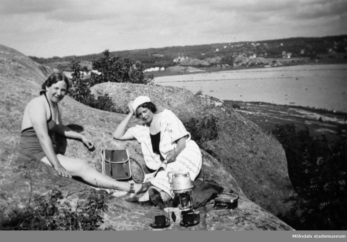 Sigrid och Alice som arbetade på Stretereds skolhem solar och badar vid Askims badvik.