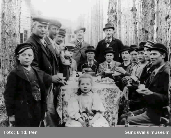 Alby 1898. Kaffekalas ute i det fria,  tretton män och ett par barn. " Bord vid Sondals, fru Hanssons bord" ?