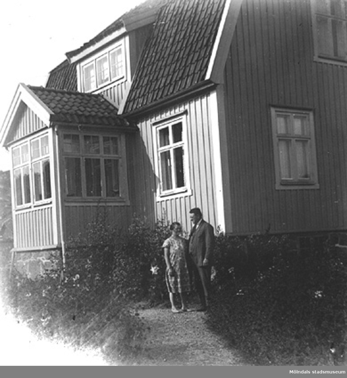Toltorpsdalen i Mölndal. En man och en kvinna utanför ett hus.