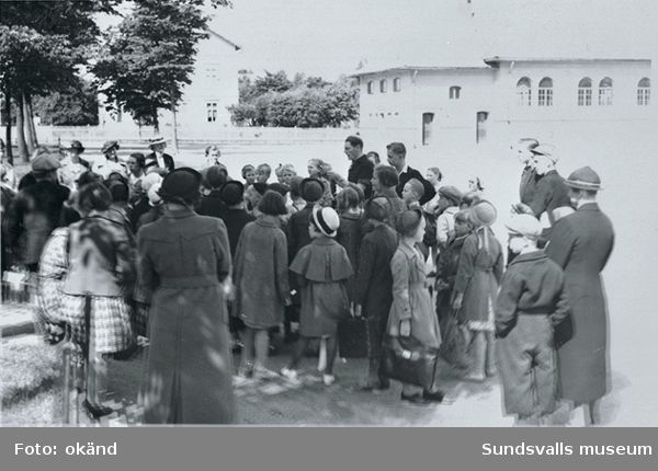 Sundsvallsbarnens badresor.  Folkskoleinspektör Fritz Bäckström satt i styrelsen för Sundsvalls skollovskolonier 1931-1956.
Man ordnade badresor till fläsian från 1936 och framåt.