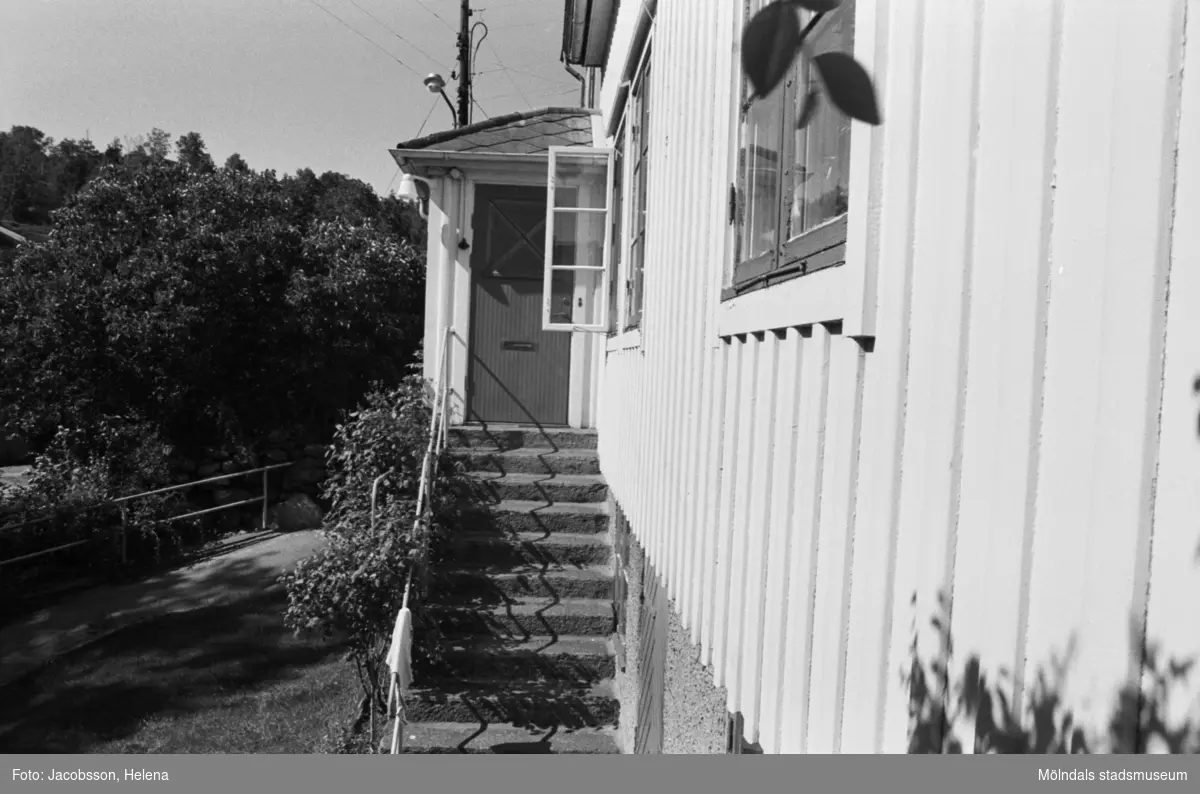 Bostadshus Roten M 11-12, okänt årtal. En husgavel med dörr, fönster och trappa.