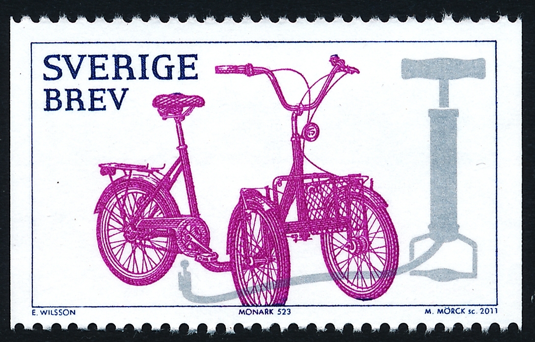 Frimärket föreställer en Monark 523, som är en trehjulig cykel. På frimärket finns även cykelpump.