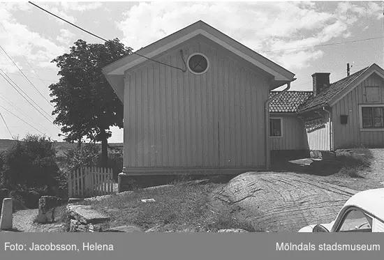 Exteriör av bostadshus med bergstomt på Roten M 29 i Mölndals Kvarnby, 1972.
