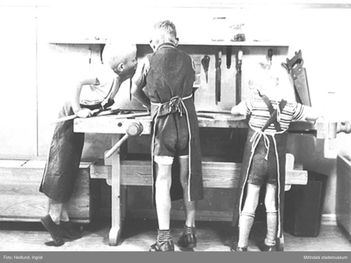 Barn som har träslöjd vid ett daghem i Guldheden, Göteborg. Bilden är tagen på sent 1940-tal.