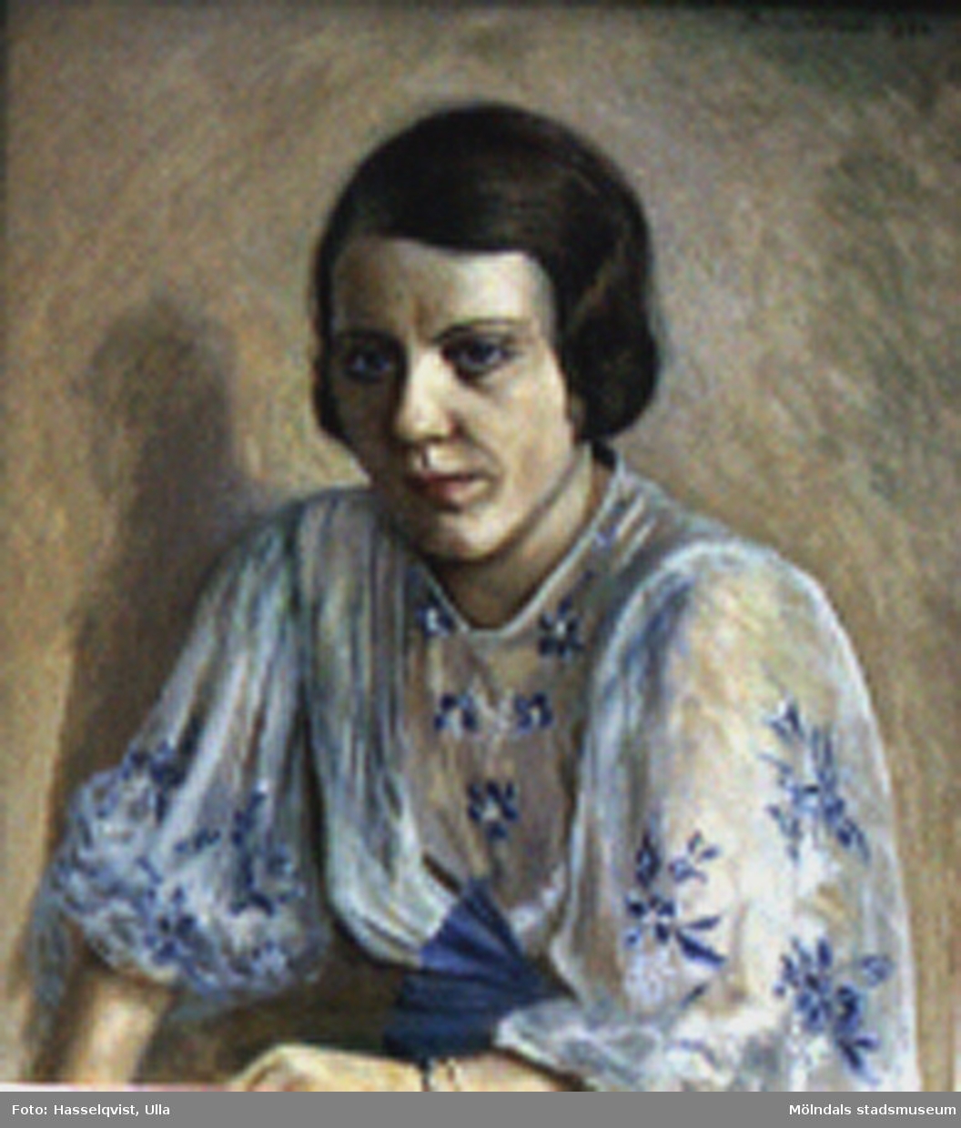Målning utförd av Teodor Lindbäck, Lindome, 1934. Olja på duk. Porträtt av Margit Hult, f, Johansson 1910. Margit flyttade till Bräckavägen i Lindome 1934 och sökte upp Lindbäck, då hon själv var intresserad av konst. De målade tillsammmans. Margit äger tavlan.