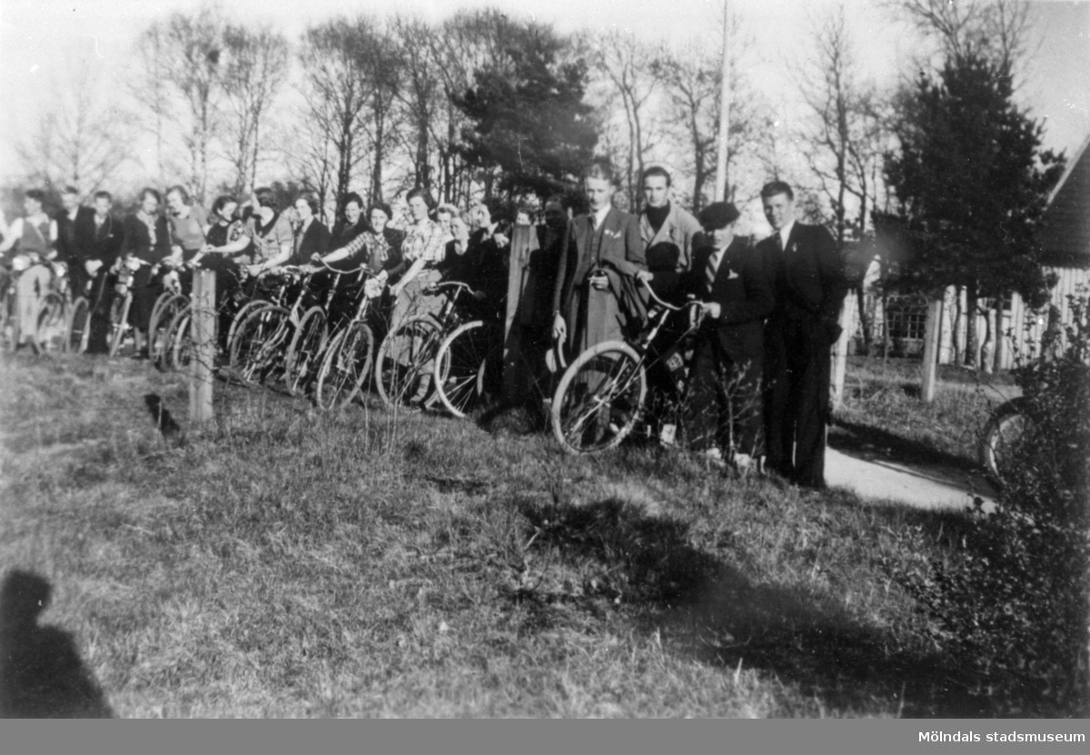 Grupporträtt utomhus när HSBs studiecirkel är på cykelutflykt, 1930-tal. Se även 1991_0601-0609, 1785-1788.