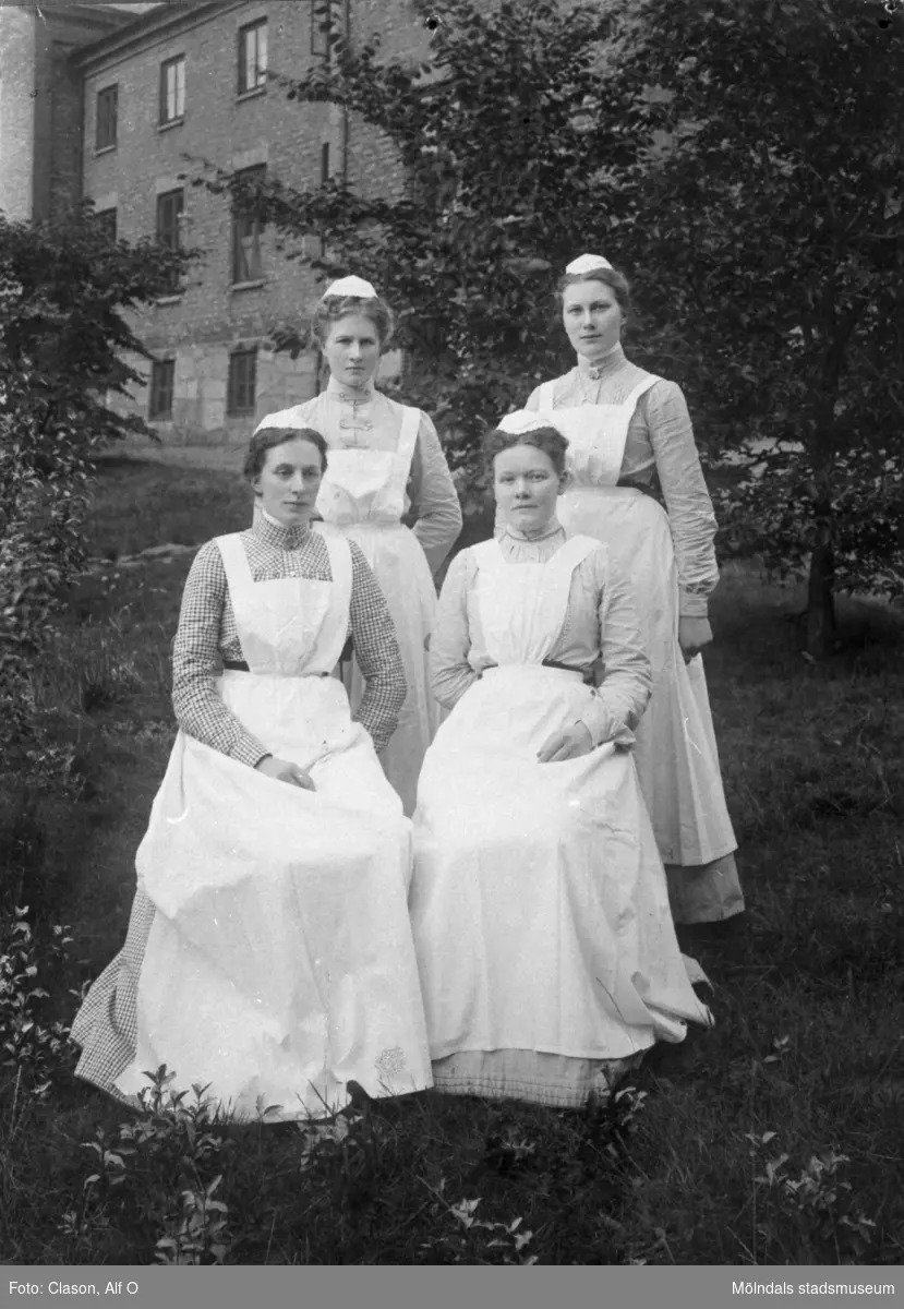 Sköterskor utanför Mölndals sjukstuga (senare även polishus samt Mölndals museum) år 1904. Övre raden fr. v. Maria Andersson och Gerda Johansson. Främre raden fr. v. Elisabet Andersson och Julia Karlsson.