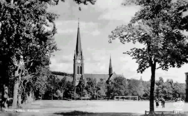 Gustav Adolfskyrkan och fotbollsplan. Text på vykortet "Sundsvall. Kyrkan."