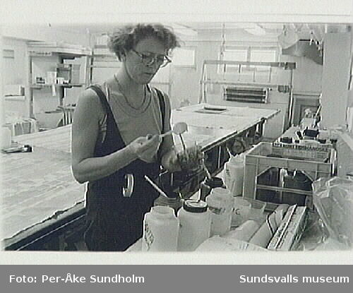 Dokumentation av Anita Wohlèns arbete med textiltryck, blandning av färg inför tryck på textil.