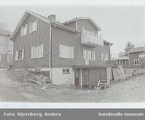 Bostadshus, Stengränd 4. Huvudbyggnaden är planerad att rivas, gårdshuset ska bevaras.