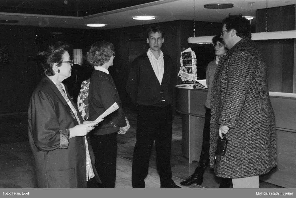 Prisutdelning i Mölndals stadshus vid tävling om Mölndals souvenirer i februari 1992. Konstintendent Bodil Magnusson står fjärde från vänster.