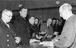 Värdebrevbäraren K. Albin Ward, 3:e distriktet, postkontoret
Stockholm 1.  Mars 1942. 2:e fr.v. är Ward.