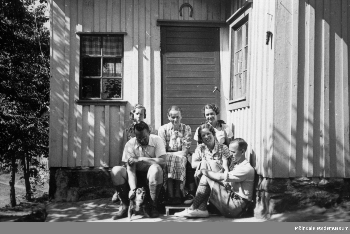 Liten släktträff utanför huset, 1932. Med på bild: Sonja, Augusta, Signhild och Arnold.
