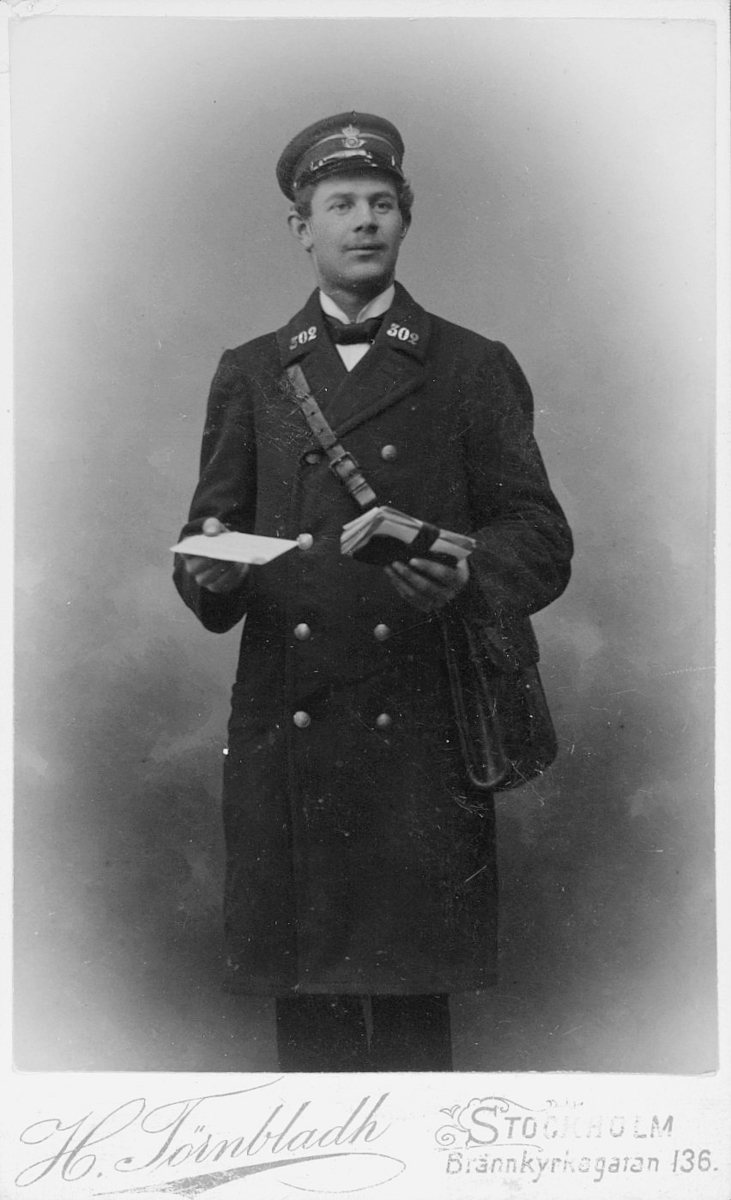 Postvaktmästare vid pk Stockholm 4, Högbergsgatan 40, åren 1904 -
1913.  Tjänstgjorde i Postverket 1900 - 1945.  Oscar Blomqvist, omkr.
1904.