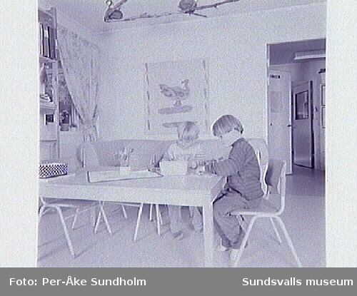 Textiltryck bl a "Gryningsblomma" av Anita Ullerstam på Grevebäckens förskola.