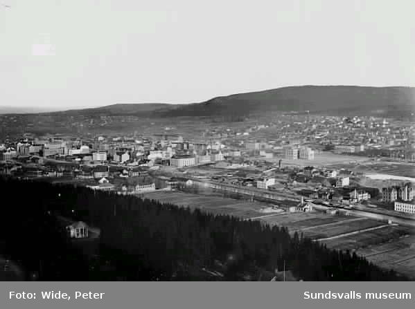 Vy över Sundsvall från Norra stadsberget. Sundsvalls Verkstäder, Läroverket m m